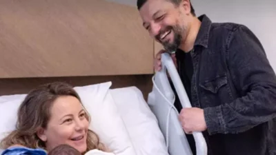Oyuncu Vildan Atasever ile şarkıcı Mehmet Erdem, ilk bebeklerini kucaklarına