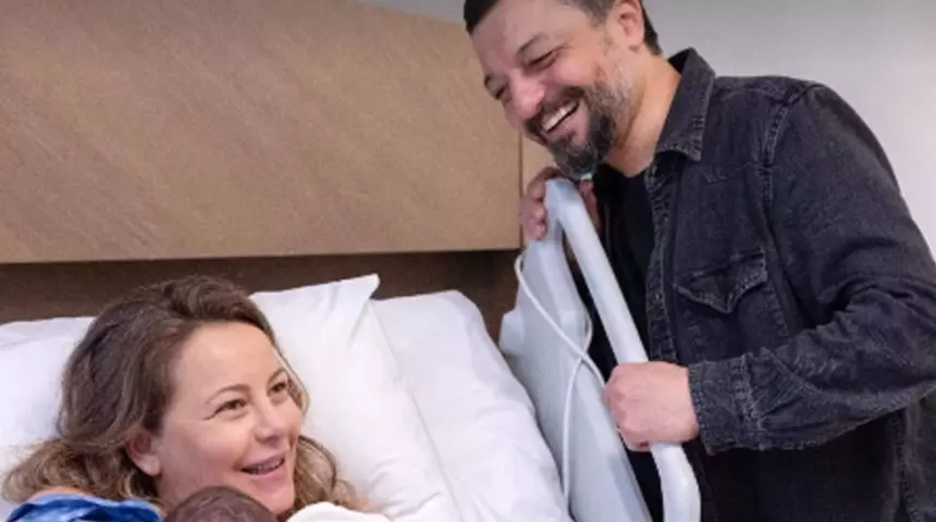 Oyuncu Vildan Atasever ile şarkıcı Mehmet Erdem, ilk bebeklerini kucaklarına