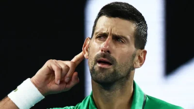 Sırp raket Novak Djokovic, Avustralya Açık'ta rakibi Jakub Mensik'in sakatlığı