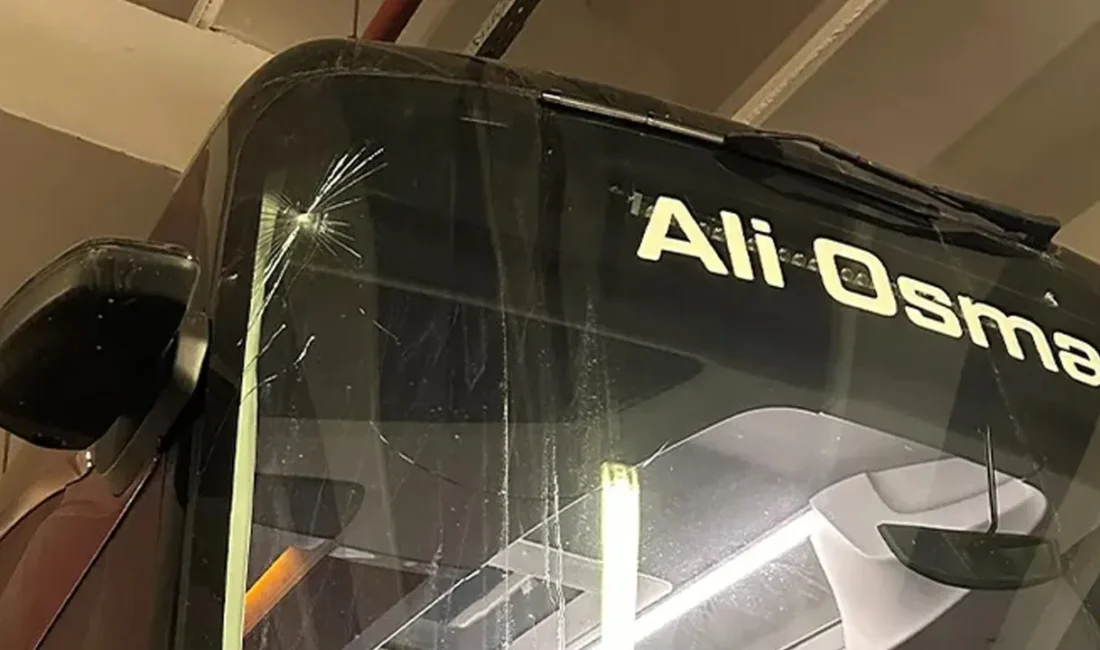 Süper Lig'de Antalyaspor maçı öncesi stadyuma giden Trabzonspor takım otobüsüne