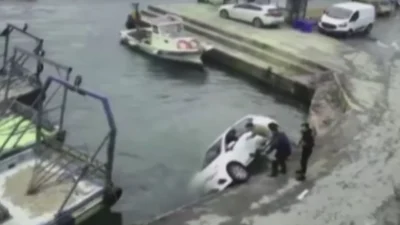 İstanbul Sarıyer Rumeli Kavağı'nda denize düşen otomobilin sürücüsü, tekneden atlayan