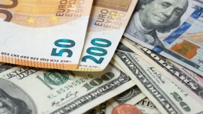 Dolar ve Euro haftanın son işlem gününe rekorla başladı. Euro