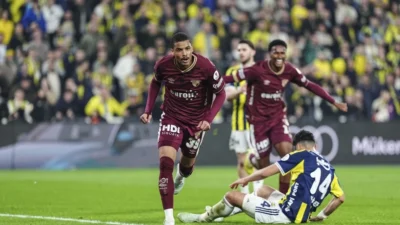 Fenerbahçe, öne geçtiği maçta Göztepe ile 1-1 berabere kaldı; lider