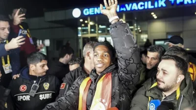 Galatasaray'ın anlaşmaya vardığı Kolombiyalı yıldız Yaser Asprilla İstanbul'a geldi. Genç