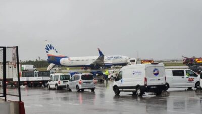 Antalya Havalimanı'nda Gaziantep seferini yapacak SunExpress uçağının taksi sırasında tekeri