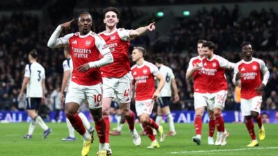 Premier Lig'de zirve yarışını yakından ilgilendiren Londra derbisinde Arsenal, Tottenham