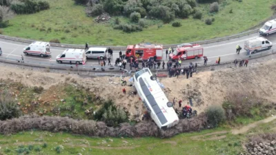 Antalya Döşemealtı'nda yolcu otobüsü şarampole devrildi. Valilikten gelen son dakika