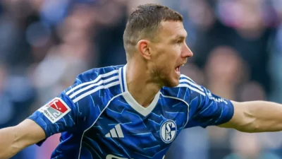 Fenerbahçe'nin eski golcüsü Edin Dzeko, Schalke 04 formasıyla 2. Bundesliga'da