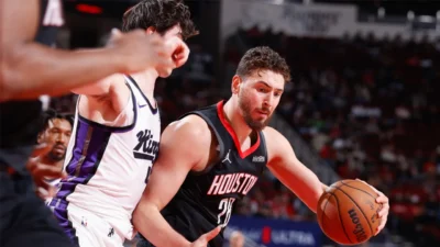 Milli basketbolcu Alperen Şengün, Sacramento Kings karşısında triple-double yaparak Houston