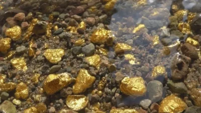 İspanya'nın Asturias bölgesindeki Nalvegas Nehri, sularında sürüklenen gerçek altın parçacıklarıyla