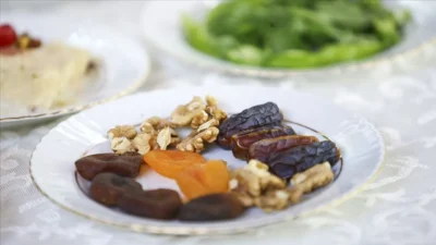 Ramazan ayında iftar sofralarının vazgeçilmezi olan hurma ve su ile
