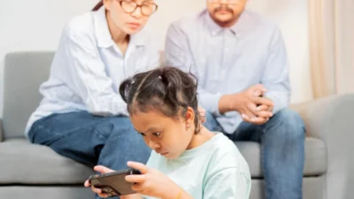 Avrupa’da çocukların sosyal medya kullanımına yönelik yeni düzenlemeler gündeme geldi.