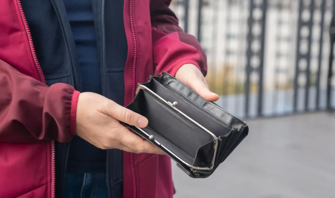 İngiltere’de enflasyon düşüş eğilimi gösterse de küresel gelişmeler yeni riskleri