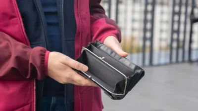 İngiltere’de enflasyon düşüş eğilimi gösterse de küresel gelişmeler yeni riskleri