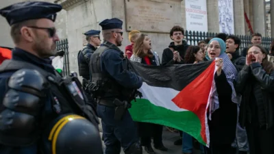 Fransa’da tartışmalara neden olan yasa tasarısına karşı üniversite öğrencileri protesto