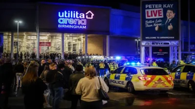 İngiltere’de komedyen Peter Kay’in Birmingham’daki gösterisi, şüpheli çanta ihbarı sonrası