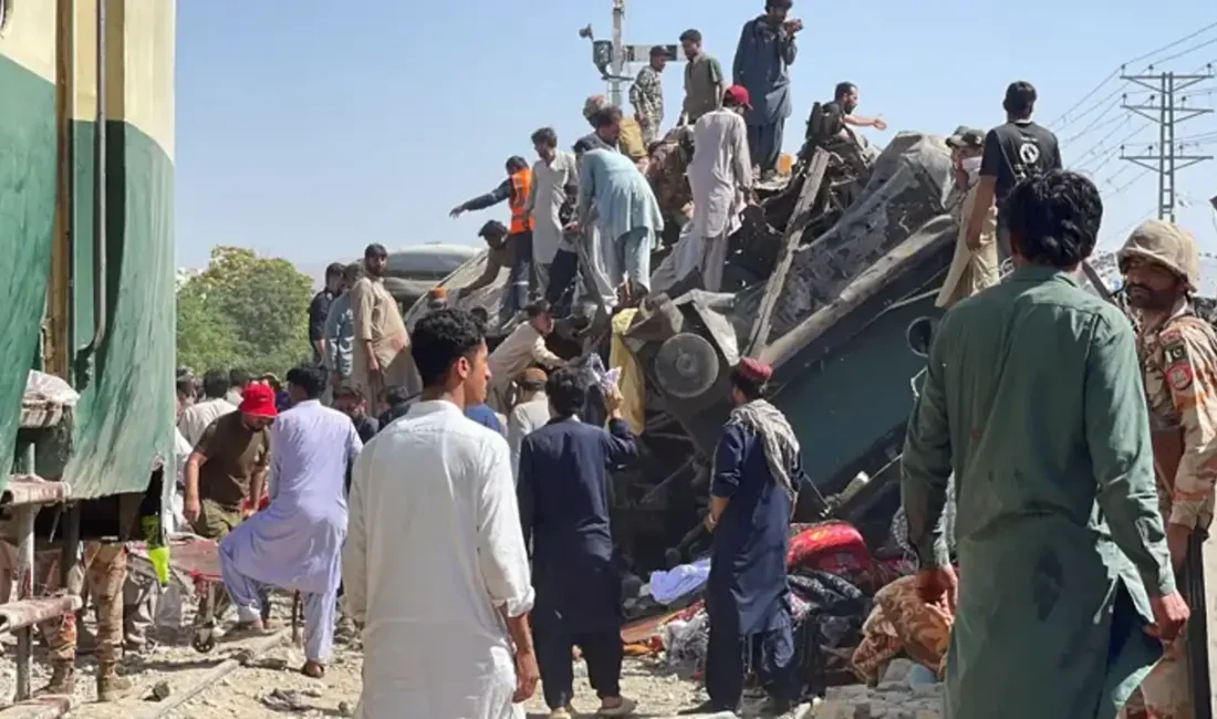 Pakistan’ın Belucistan eyaletindeki Quetta kentinde askeri personel ve ailelerini taşıyan