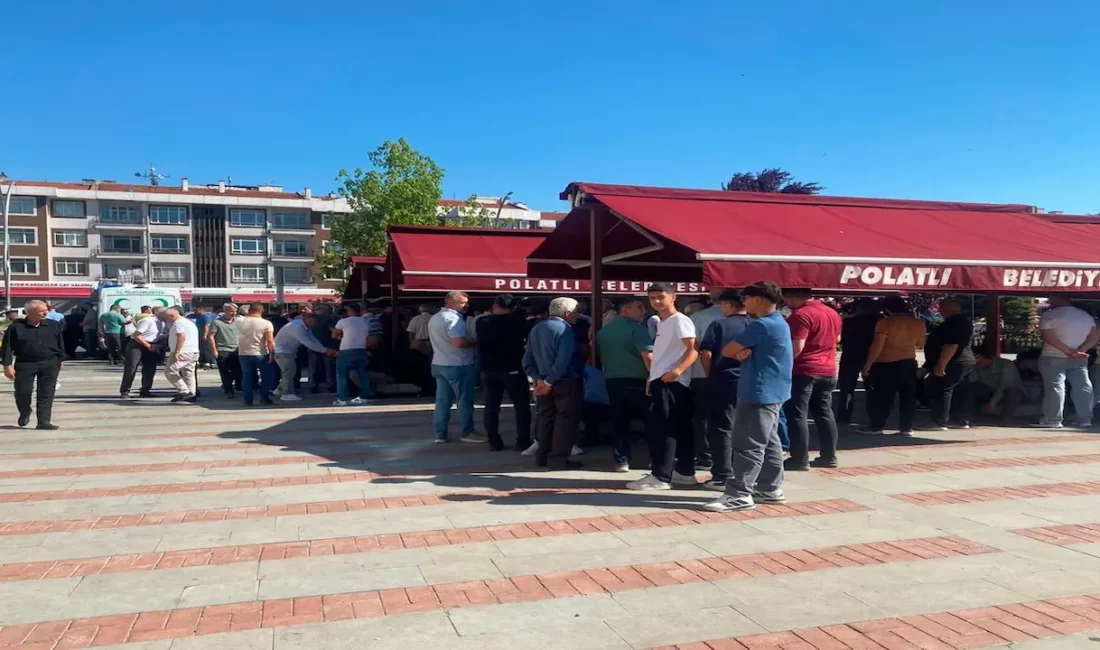 Ankara'nın Polatlı ilçesinde meydana gelen trafik kazasında, otomobilin park halindeki