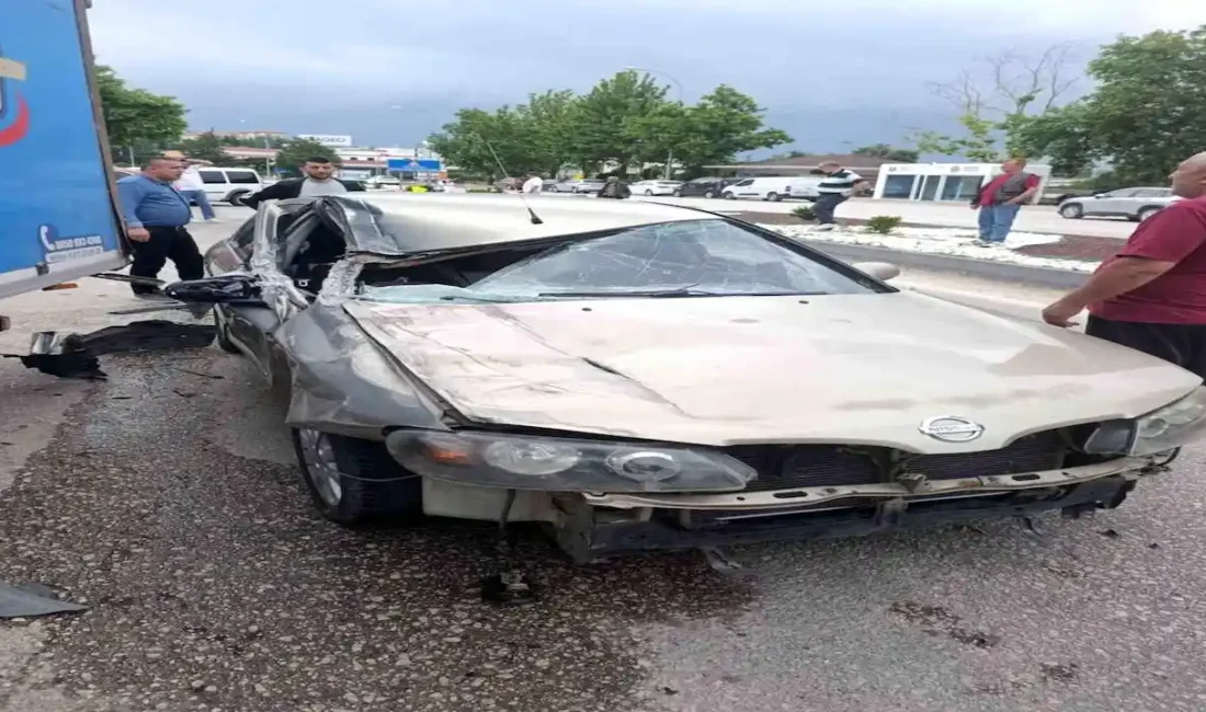 Afyonkarahisar'da meydana gelen trafik kazasında kontrolden çıkan bir kamyonet, yol