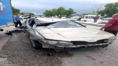Afyonkarahisar'da meydana gelen trafik kazasında kontrolden çıkan bir kamyonet, yol