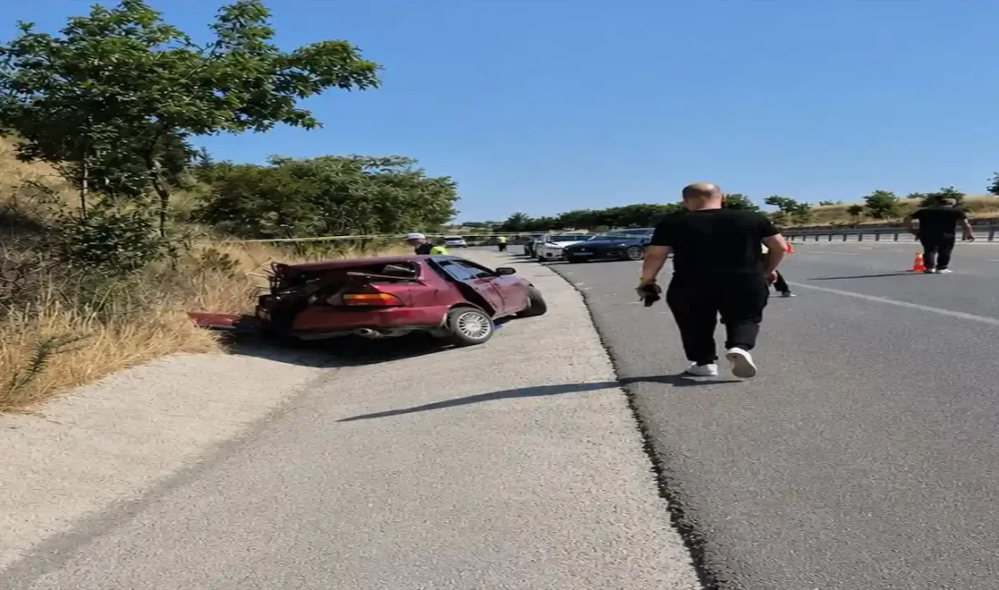 Balıkesir'in Bigadiç ilçesinde emniyet şeridinde duran otomobile süt tankerinin çarpması