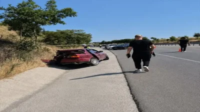 Balıkesir'in Bigadiç ilçesinde emniyet şeridinde duran otomobile süt tankerinin çarpması