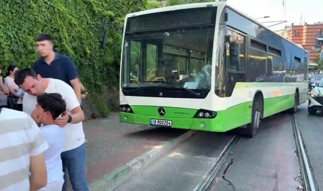 Bursa'nın Osmangazi ilçesinde yolun karşısına geçmeye çalışan kadın ile bebeğine