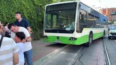 Bursa'nın Osmangazi ilçesinde yolun karşısına geçmeye çalışan kadın ile bebeğine