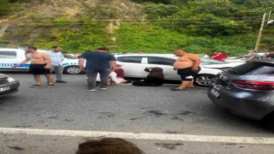 Zonguldak'ın Ereğli ilçesinde yolun karşısına geçmeye çalışan baba ile oğluna